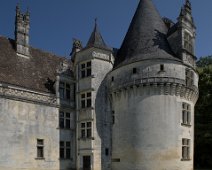 Le puits et la tour ronde fanquée de son escalier