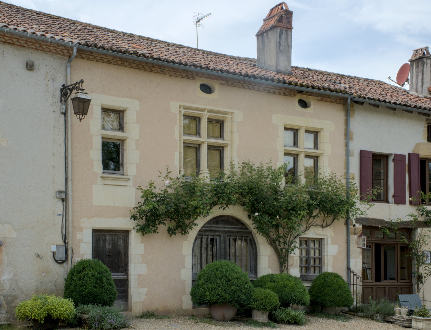 Maison aux fenêtres à meneaux