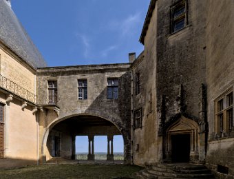 La cour d'honneur, entrée du château de Pons (à droite)