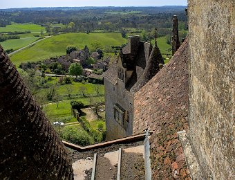Au centre le village de Biron, à droite la tour de la recette et ses latrines