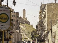 Une rue (au fond la citadelle)