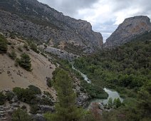    Vue sur la vallée. Au fond reprise du canyon