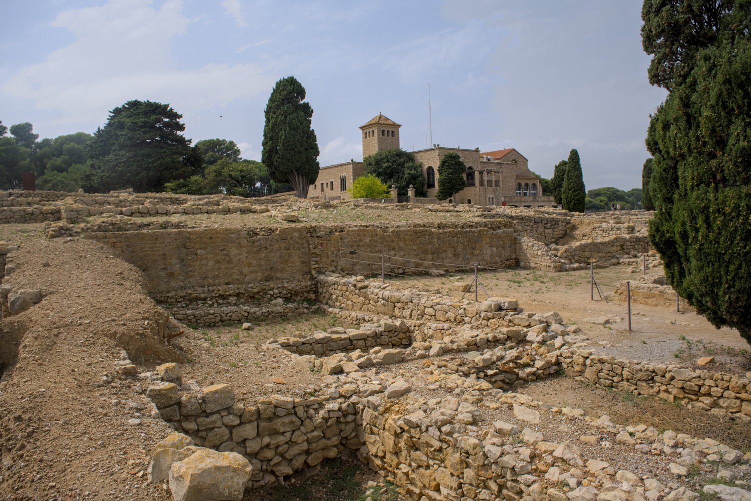 Vestiges du macellum (marché) et musée (au fond)