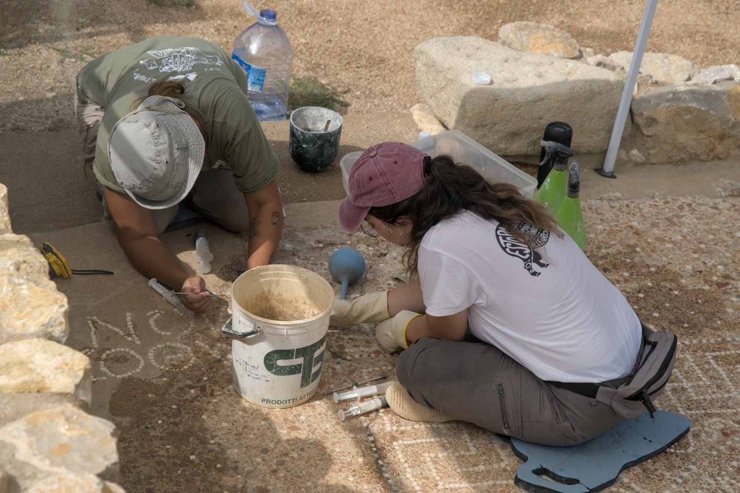 Travaux de restauration d'une mosaïque