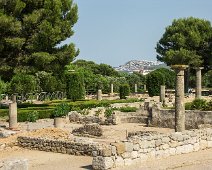 Forum Ancienne villa (Domus 1)  Au fond le quartier de Mongo de la vlle de l'Escala