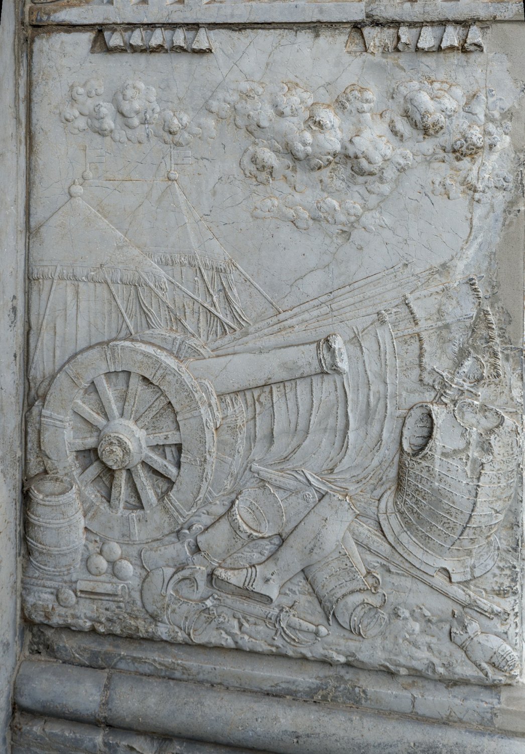 Palais de Charles V - Bas relief