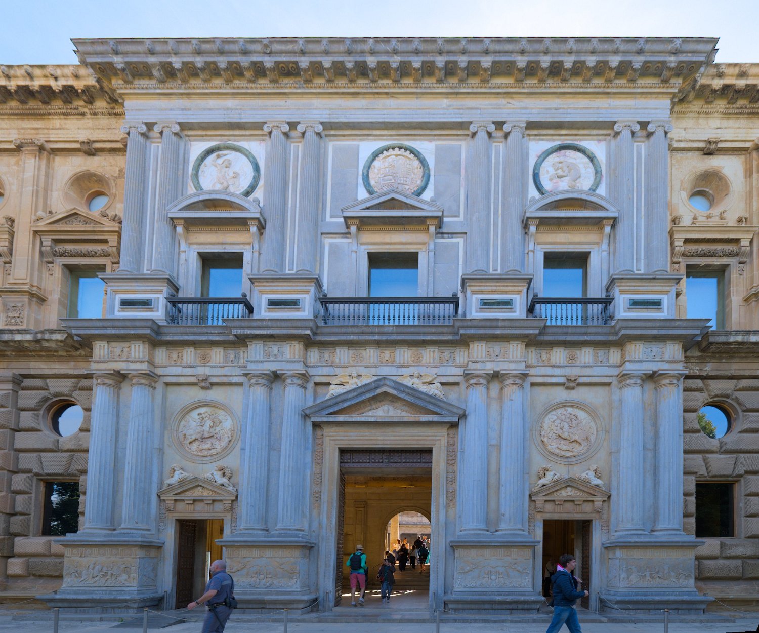 Palais de Charles V - Façade et entrée