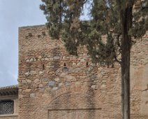 Porte de la Boveda  C'est la porte d'entrée fortifiée de l'Alcazaba. Son accès est en angle pour faciliter la défense.