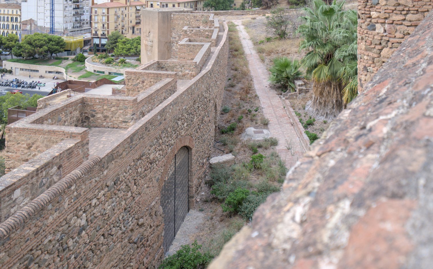 Vue sur les remparts et le chemin de ronde