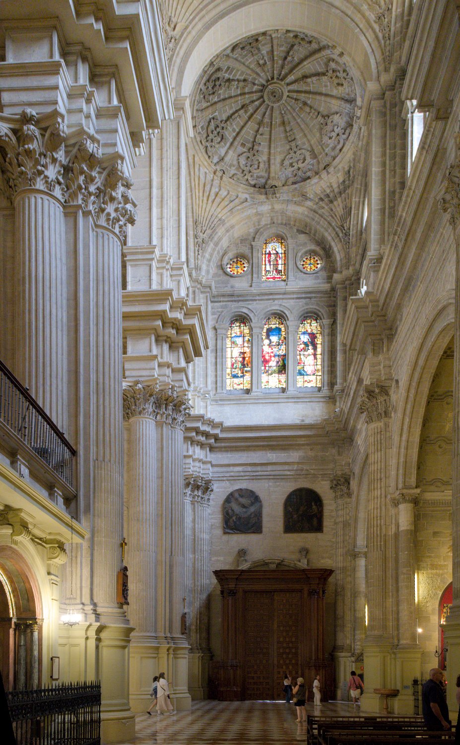Intérieur, coupole et vitraux