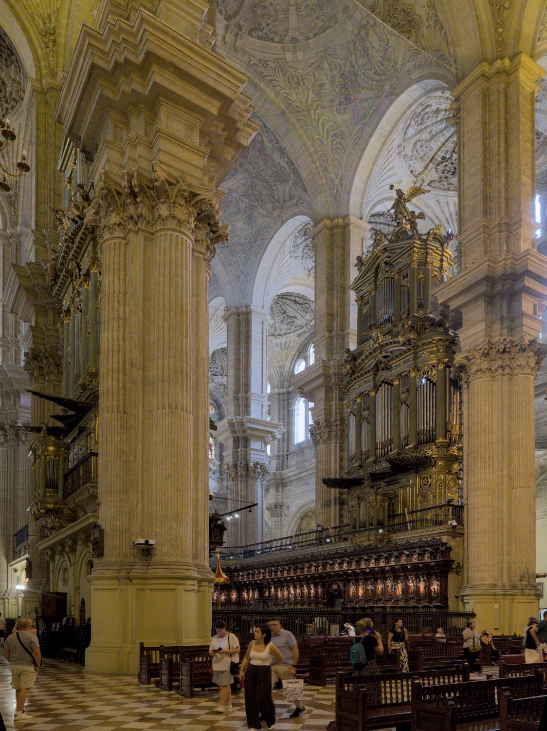 L'intérieur et un des deux orgues