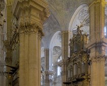 L'intérieur et un des deux orgues  La cathédrale a deux orgues datant de 1778. Les étuis sont de style baroque avec ornementation rococo et des colonnes corinthiennes avec une décoration dorée. Environ 22 mètres de hauteur avec plus de 4 000 tuyaux, ils contiennent également des chiffres et des anges.