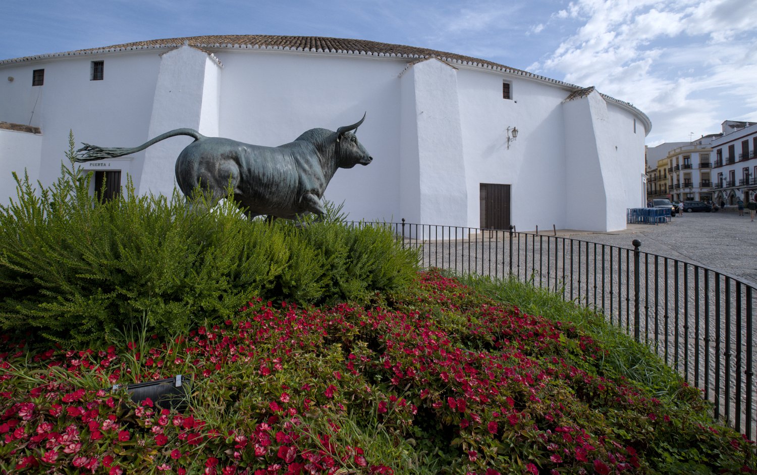 Scupture de taureau devant les arènes
