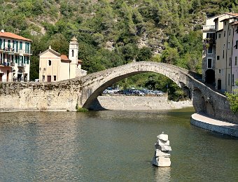 Dolceacqua- le Ponte Vecchio  Il a été construit au XVe siècle sur les ruines d’un pont antérieur. Son  arche à dos d’âne est  longue de 33 mètres.
