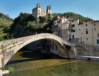 - Le Ponte Vecchio, le château des Doria et la vieille ville  Ce pont a été peint par Claude Monet en 1884