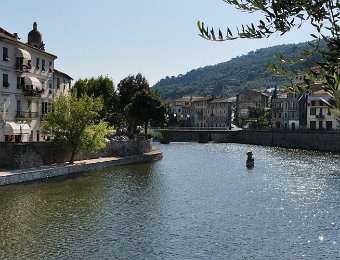 Dolceacqua- la ville nouvelle en rive gauche du torrent (à droite)