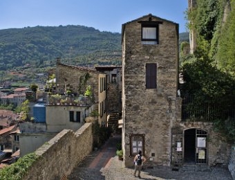 Dolceacqua- Vue sur l'environnement depuis le pied du château