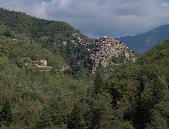 Apricale dans son environnement montagneux  Apricale bénéficie du label «plus beau village d'Italie»