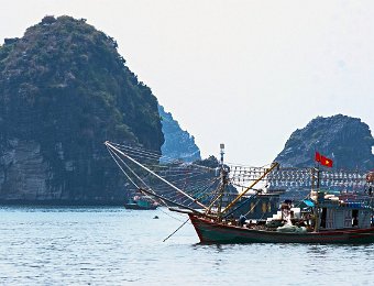 Bateau de pêche aux calmars verges déployées