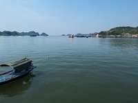 Vue générale de la baie et du port (à droite)