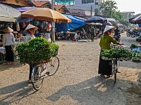 Paysanes vendant leurs légumes