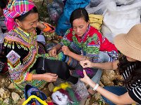 Touriste chinoise apprenant à broder