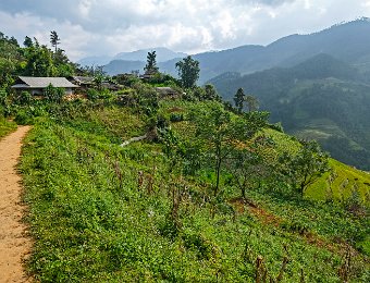 Chemin d'accès vers un village  Les accès sont en général des chemins bétonnés de faible largeur permettant uniquement le passage de piétons et de scooters