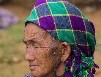  Femme Hmong Fleur