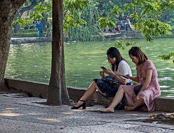  Jeunes femmes au bord du lac de Hoan Quom à Hanoï