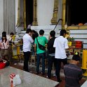 DSC 0922  Offrandes et recueillement devant le temple
