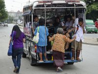 Plusieurs générations à l'assaut d'un bus à Ayutthayia