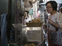 Une cliente au regard gourmand