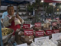 Une vendeuse de plats préparés heureuse de voir qu'on la prend en photo