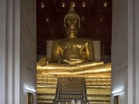 La religion est très preignante en Thaïlande : des thaïs en train de prier