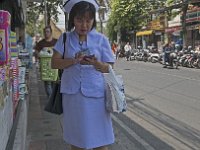 Une dame bien habillée dans une rue de Chiang Mai