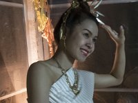 Une belle jeune fille exécutant une danse traditionnelle lors  d'un cours de cuisine à Chiang Mai