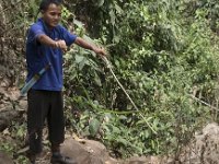 Notre guide lors d'un treck dans les montagnes au nord de Chiang Mai manipulant un serpent
