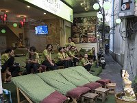 Des jeunes masseuses thaïes attendant les clients à Kao San Road (Bangkok)